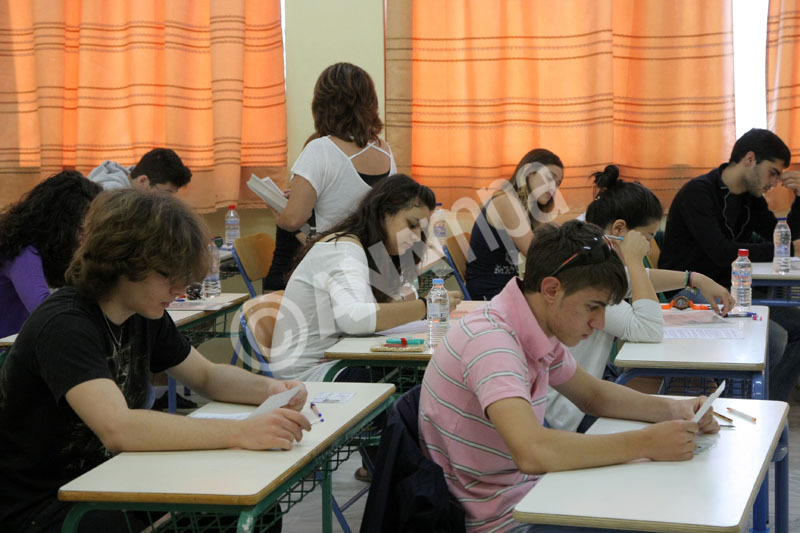 Μαθητές στο 8ο λύκειο Ηρακλείου προετοιμάζονται να διαγωνιστούν στην πρεμιέρα των Πανελλαδικών εξετάσεων, στην Κρήτη, Δευτέρα 21 Μαΐου 2012. 