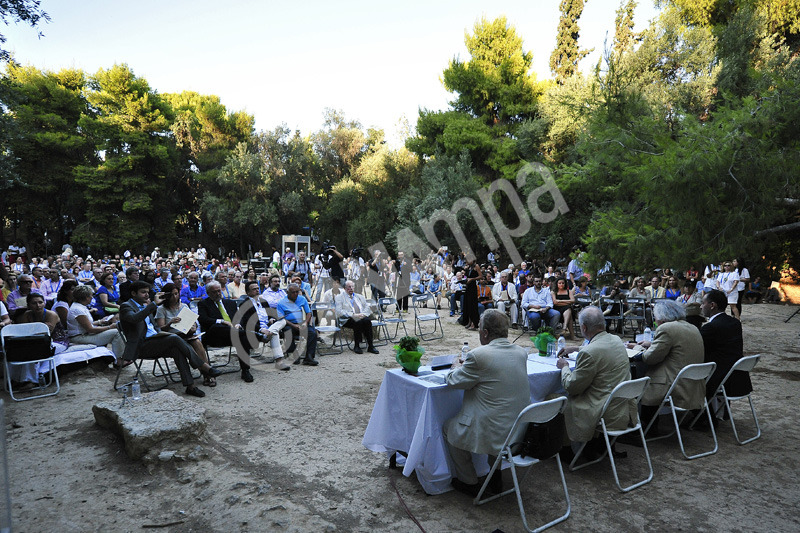 Σύνεδροι παρακολουθούν ομιλίες, κατά τη διάρκεια συνεδρίας στην Ακαδημία Πλάτωνος στο πλαίσιο του 23ου Παγκόσμιου Συνέδριου Φιλοσοφίας που πραγματοποιείται στην Αθήνα, Τρίτη 6 Αυγούστου 2013. ΑΠΕ-ΜΠΕ/ΑΠΕ-ΜΠΕ/Φώτης Πλέγας Γ.