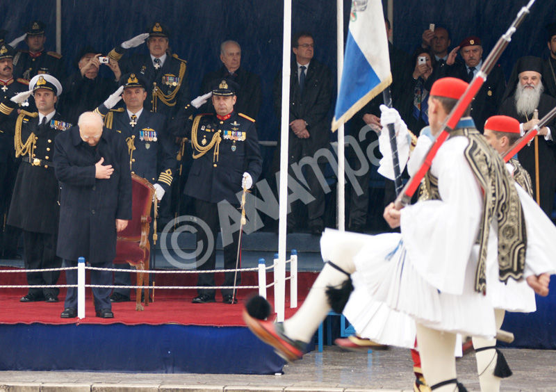 Ο Πρόεδρος της Δημοκρατίας  Κάρολος Παπούλιας παρακολουθεί την παρέλαση. ΑΠΕ-ΜΠΕ/ ΗΛΙΑΣ ΜΑΚΟΣ