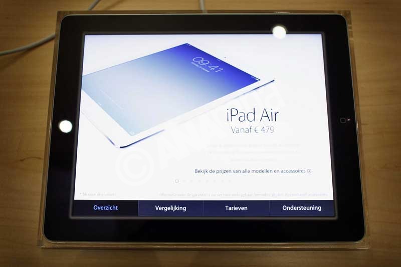 epa03931974 A tablet is displayed in an Apple store in Amsterdam, The Netherlands, 01 November 2013. Apple released the new Ipad Air tablet on the Dutch market on 01 November 2013.  EPA/BAS CZERWINSKI