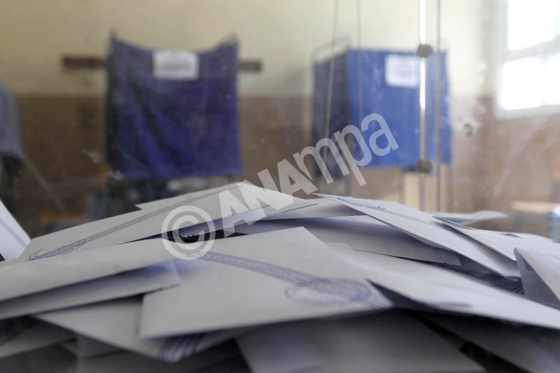 Ψηφοδέλτια σε κάλπη σε ένα από τα εκλογικά κέντρα της Θεσσαλονίκης, κατά τη διάρκεια των Βουλευτικών εκλογών 2012. Θεσσαλονίκη, Κυριακή 6 Μαΐου 2012 ΑΠΕ ΜΠΕ/PIXEL/ΣΩΤΗΡΗΣ ΜΠΑΡΜΠΑΡΟΥΣΗΣ