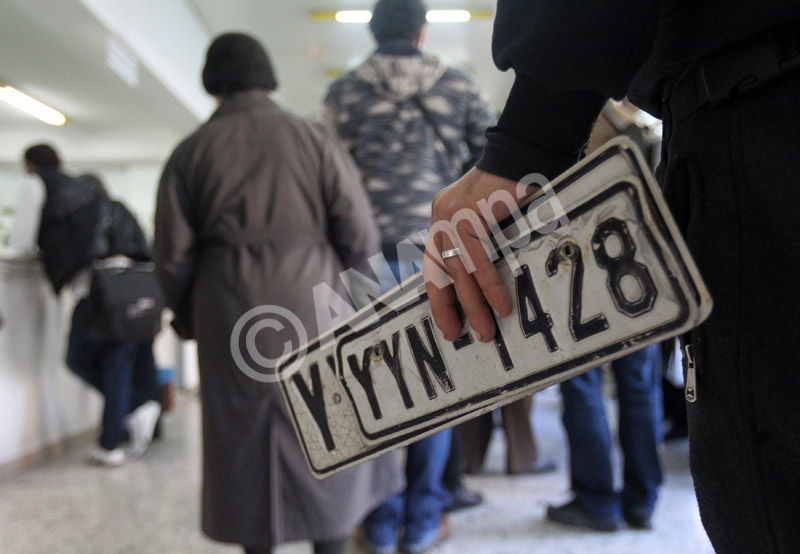 Πολίτες που αδυνατούν η δεν θέλουν να πληρώσουν τα τέλη κυκλοφορίας οχημάτων περιμένουν στην ουρά για να καταθέσουν τις πινακίδες κυκλοφορίας των οχημάτων τους, Αθήνα Παρασκευή 28 Δεκεμβρίου 2012. ΑΠΕ-ΜΠΕ/ΑΠΕ-ΜΠΕ/ΟΡΕΣΤΗΣ ΠΑΝΑΓΙΩΤΟΥ
