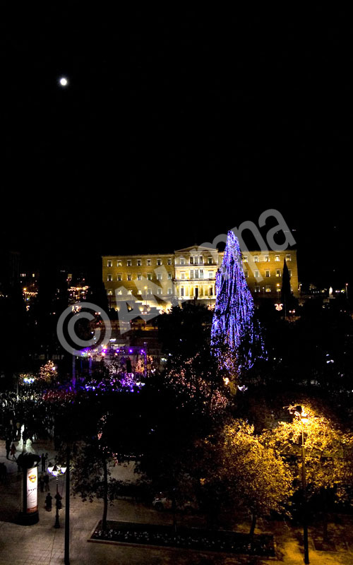 Η φωταγωγημένη πλατεία Συντάγματος την Παρασκευή 9 Δεκεμβρίου 2011.  ΑΠΕ-ΜΠΕ/ΑΠΕ-ΜΠΕ/ΑΛΚΗΣ ΚΩΝΣΤΑΝΤΙΝΙΔΗΣ