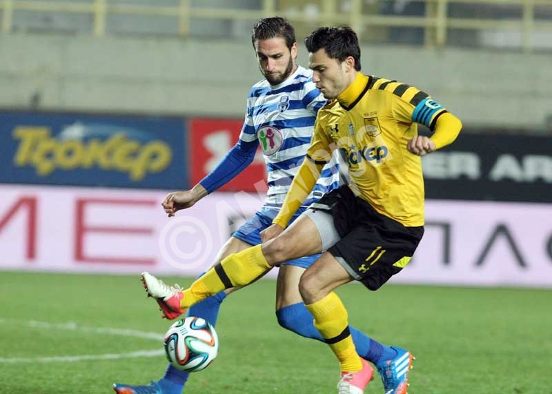 Ο παίκτης του Άρη Νίκος Αγγελούδης (Δ) και ο παίκτης του Απόλλων Σμύρνης Γιώργος Δεληζήσης (Α) μάχονται για την κατοχή της μπάλας κατά την διάρκεια του αγώνα Άρης - Απόλλων Σμύρνης για την 18η αγωνιστική του πρωταθλήματος της Superleague στο γήπεδο "Κλεάνθης Βικελίδης". Θεσσαλονίκη, Δευτέρα 6 Ιανουαρίου 2014 ΑΠΕ ΜΠΕ/PIXEL