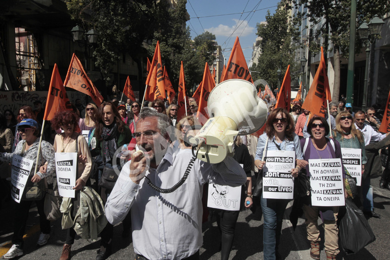 Εκπαιδευτικοί φωνάζουν συνθήματα στην πορεία  διαμαρτυρίας, την Παρασκευή 21 Μαρτίου 2014, στο κέντρο της Αθήνας. Συνεχίζουν σήμερα, για τρίτη ημέρα, τις κινητοποιήσεις τους οι εκπαιδευτικοί, καθώς αύριο, Σάββατο, λήγει το οκτάμηνο της διαθεσιμότητας. Η ΟΛΜΕ πραγματοποιεί συλλαλητήριο στην πλατεία Κλαυθμώνος και το μεσημέρι συγκέντρωση διαμαρτυρίας, έξω από το υπουργείο Παιδείας.    ΑΠΕ ΜΠΕ/ΑΠΕ ΜΠΕ/ΟΡΕΣΤΗΣ ΠΑΝΑΓΙΩΤΟΥ