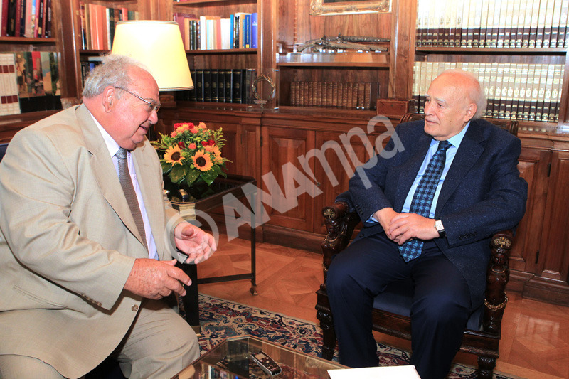 Ο Πρόεδρος της Δημοκρατίας Κάρολος Παπούλιας (Δ) συναντάται με τον Γενικό Επιθεωρητή Δημόσιας Διοίκησης Λέανδρο Ρακιντζή (Α), Τρίτη 22 Ιούλιου 2014. Τον Πρόεδρο της Δημοκρατίας Κάρολο Παπούλια επισκέφθηκε ο Γενικός Επιθεωρητής Δημόσιας Διοίκησης Λέανδρος Ρακιντζής και του επέδωσε την ετήσια έκθεση για το 2013. ΑΠΕ-ΜΠΕ/ ΑΠΕ-ΜΠΕ/ Παντελής Σαΐτας