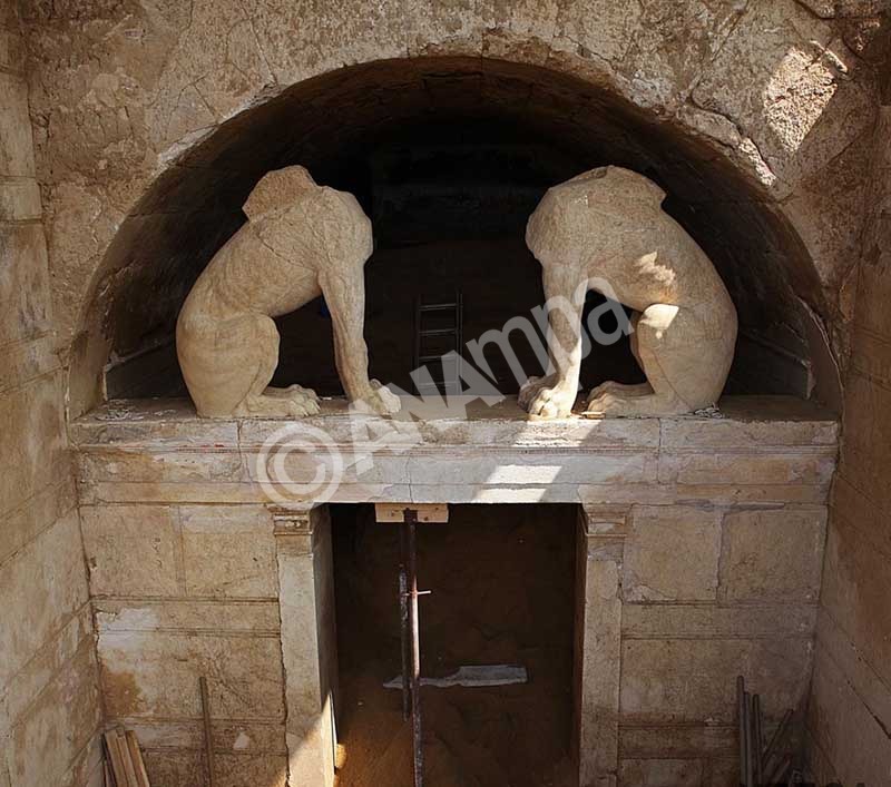 (Ξένη Δημοσίευση) Οι Σφίγγες από μάρμαρο Θάσου στην Αρχαία Αμφίπολη Σερρών, Δευτέρα 25 Αυγούστου 2014. Συνεχίζονται οι ανασκαφικές εργασίες στον Τύμβο Καστά της Αμφίπολης, από την ΚΗ Εφορεία Προϊστορικών και Κλασικών Αρχαιοτήτων, για την αποκάλυψη του ταφικού μνημείου. ΑΠΕ-ΜΠΕ/ΥΠΠΟΑ/STR