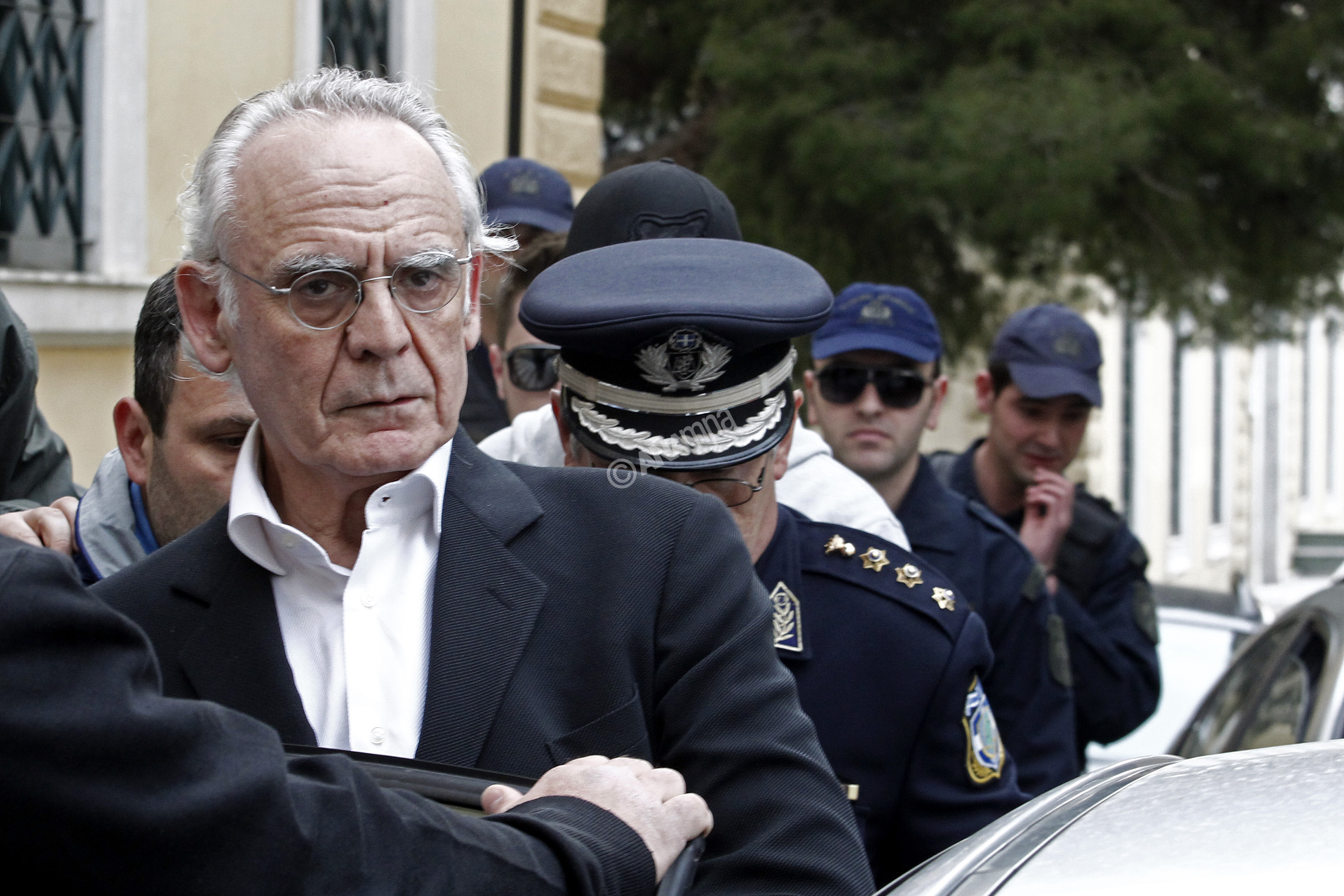 Ο πρώην υπουργός Άκης Τσοχατζόπουλος αποχωρεί από τα δικαστήρια της Ευελπίδων μετά την απολογία στον ειδικό ανακριτή, στην Αθήνα, Δευτέρα 16 Απριλίου 2012. Ο πρώην υπουργός Ακης Τσοχατζόπουλος κρίθηκε προφυλακιστέος κρίθηκε μετά την πολύωρη απολογία του ενώπιον του ανακριτη, κατηγορούμενος για νομιμοποίηση εσόδων από παράνομες αμοιβές, που φέρεται να έλαβε για τις προμήθειες των συστημάτων TOR-M1 και υποβρυχίων. ΑΠΕ-ΜΠΕ/ΑΠΕ-ΜΠΕ/ΑΛΚΗΣ ΚΩΝΣΤΑΝΤΙΝΙΔΗΣ