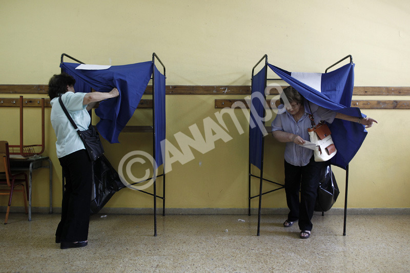 Πολίτες ψηφίζουν στο 18ο εκλογικό τμήμα Εξαρχείων στην Αθήνα, την Κυριακή 24 Ιουνίου 2012. Επαναλήφθηκε η εκλογική διαδικασία στο 18ο εκλογικό τμήμα εξαρχείων μετά το κάψιμο της κάλπης από αγνώστους στις εκλογές της 17ης Ιουνίου 2012 ΑΠΕ-ΜΠΕ/ΑΠΕ-ΜΠΕ/ΑΛΚΗΣ ΚΩΝΣΤΑΝΤΙΝΙΔΗΣ