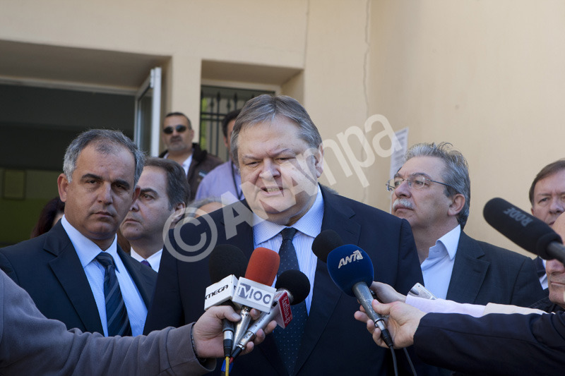 Ο αντιπρόεδρος της κυβέρνησης, Υπουργός Εξωτερικών και πρόεδρος του ΠΑΣΟΚ Ευάγγελος Βενιζέλος κάνει δηλώσεις αφού ψήφισε  στο 8ο Δημοτικό Σχολείο Αμπελοκήπων Θεσσαλονίκης. Κυριακή 18 Μαΐου 2014. Στις 7 το πρωί άνοιξαν οι κάλπες για τις Δημοτικές και Περιφερειακές εκλογές της χώρας οι οποίες θα παραμείνουν ανοιχτές μέχρι τις 7 το απόγευμα,  με τη συμμετοχή 1.441 δημοτικών και 105 περιφερειακών συνδυασμών.  ΑΠΕ ΜΠΕ/PIXEL/ΜΠΑΡΜΠΑΡΟΥΣΗΣ ΣΩΤΗΡΗΣ