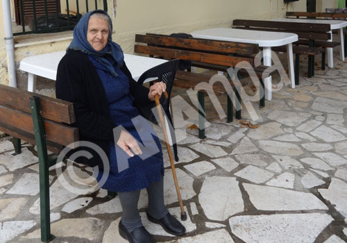 Φωτογραφία αρχείου την 2/11/2014 που δόθηκε σήμερα στη δημοσιότητα και εικονίζει την 84χρονη Βασιλική Ντάκα  στην Αγία Μαρίνα Πωγωνίου. Μαθήματα ζωής και θάρρους δίνουν καθημερινά στα βουνά της Μουργκάνας, στη λησμονημένη Ελλάδα, οι ηρωίδες γυναίκες. Αυτές τις γυναίκες επέλεξε φέτος το ΑΠΕ-ΜΠΕ να τιμήσει, με αφορμή την 8η Μαρτίου, ημέρα της Γυναίκας, πραγματοποιώντας ένα οδοιπορικό στα ξεχασμένα χωριά της περιοχής και μιλώντας μαζί τους για μια καθημερινότητα, που στα αστικά κέντρα φαντάζει τουλάχιστον ξένη, Πέμπτη 5 Μαρτίου 2015. ΑΠΕ-ΜΠΕ/ΑΠΕ-ΜΠΕ/ΜΑΙΡΗ ΤΖΩΡΑ