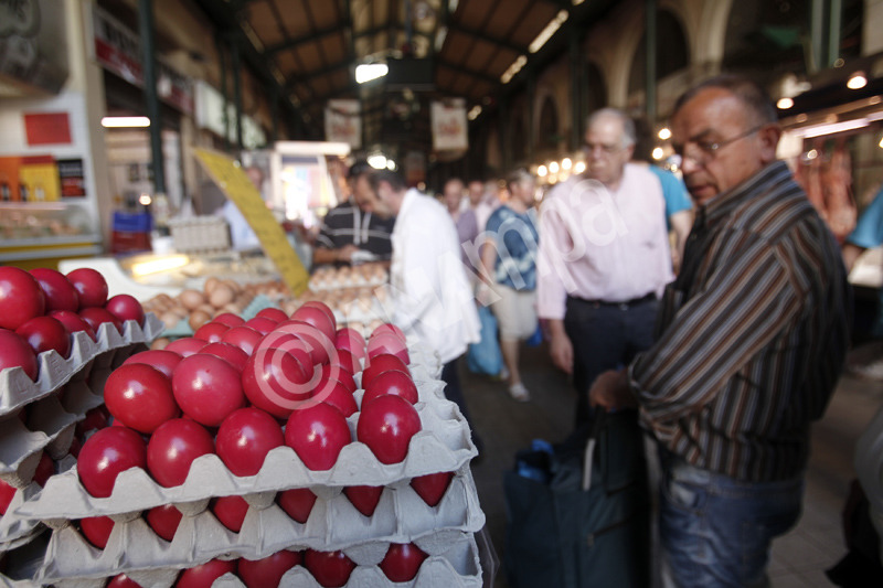 Φωτογραφία αρχείου. Καταναλωτές αγοράζουν αυγά στην Βαρβάκειο αγορά ενόψει του Πάσχα, Πέμπτη 2 Μαΐου 2013. ΑΠΕ-ΜΠΕ/ΑΠΕ-ΜΠΕ/ΑΛΕΞΑΝΔΡΟΣ ΒΛΑΧΟΣ