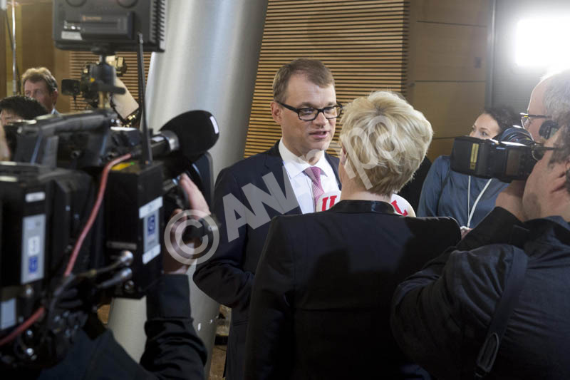  Finnish Centre Party leader Juha Sipila (C) speaks to the media as he comments on the counting of votes after the general elections, at the Parliament building in Helsinki, Finland, 19 April 2015. Finland voted to elect a 200-seat Parliament as the incoming government faces the task of reviving a sluggish economy and falling exports.  EPA/MARKKU OJALA FINLAND OUT