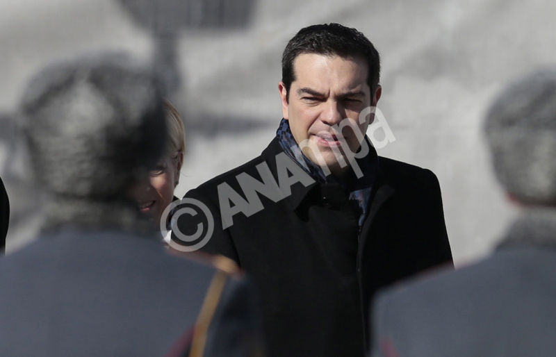 epa04695193 Greek Prime Minister Alexis Tsipras (C) attends a wreath-laying ceremony at the Tomb of the Unknown soldier in Moscow, Russia, 08 April 2015. Tsipras is scheduled to hold talks with Russian President Vladimir Putin in an effort to boost trade relations between the two countries.  EPA/IVAN SEKRETAREV/POOL