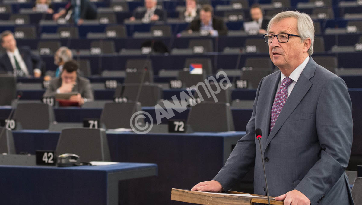 epa04531231 Jean-Claude Juncker (R), President of the European Commission, delivers his speech about the Commission Work Programme 2015 in the European Parliament in Strasbourg, France, 16 December 2014.  EPA/PATRICK SEEGER