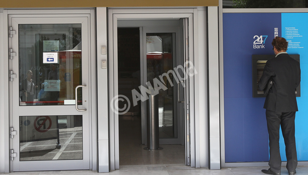 Πελάτης της Εμπορικής Τράπεζας  χρησιμοποιεί το ATM υποκαταστήματος , Αθήνα Παρασκευή 23 Σεπτεμβρίου 2011. Ο οίκος αξιολόγησης Moody