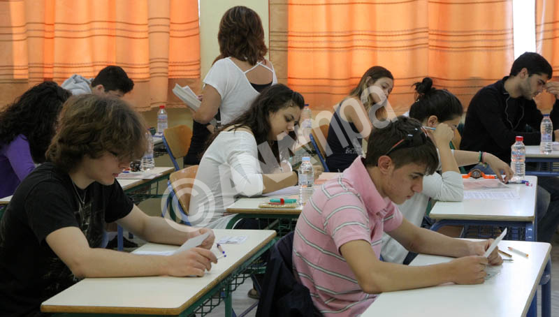 Μαθητές στο 8ο λύκειο Ηρακλείου προετοιμάζονται να διαγωνιστούν στην πρεμιέρα των Πανελλαδικών εξετάσεων, στην Κρήτη, Δευτέρα 21 Μαΐου 2012. ΑΠΕ - ΜΠΕ / ΡΑΠΑΝΗΣ ΣΤΕΦΑΝΟΣ