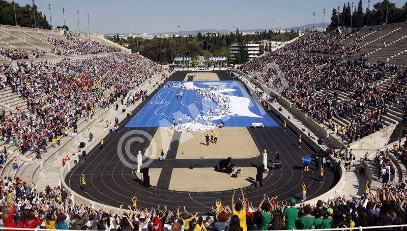 Ένα γιγαντιαίο λευκό περιστέρι που δημιούργησαν τα παιδιά, τοποθετώντας επάνω σε ένα ειδικό υπόστρωμα  χιλιάδες λευκά χάρτινα καραβάκια που έφεραν από τα σχολεία τους, επίτευγμα που αποτελεί ρεκόρ Γκίνες ,την Παρασκευή 11 Απριλίου 2014. Η πιστοποίηση έγινε από ειδική επιτροπή των ρεκόρ Γκίνες που ταξίδεψε στην Αθήνα αποκλειστικά για το σκοπό αυτό. Τα πανανθρώπινα και διαχρονικά μηνύματα της ειρήνης, της φιλίας, της συνεργασίας, της αλληλεγγύης και της συναδέλφωσης των λαών έστειλαν σήμερα από το Παναθηναϊκό Στάδιο, περισσότεροι από 45.000 μαθητές και μαθήτριες από σχολεία όλης της χώρας, σε μια σπουδαία εκδήλωση που διοργάνωσε η Εθνική Ολυμπιακή Ακαδημία, σε συνεργασία με το Υπουργείο Παιδείας και Θρησκευμάτων και υπό την αιγίδα της Ελληνικής Ολυμπιακής Επιτροπής. ΑΠΕ-ΜΠΕ/NewSports/Σαρρηκώστας Πάρης