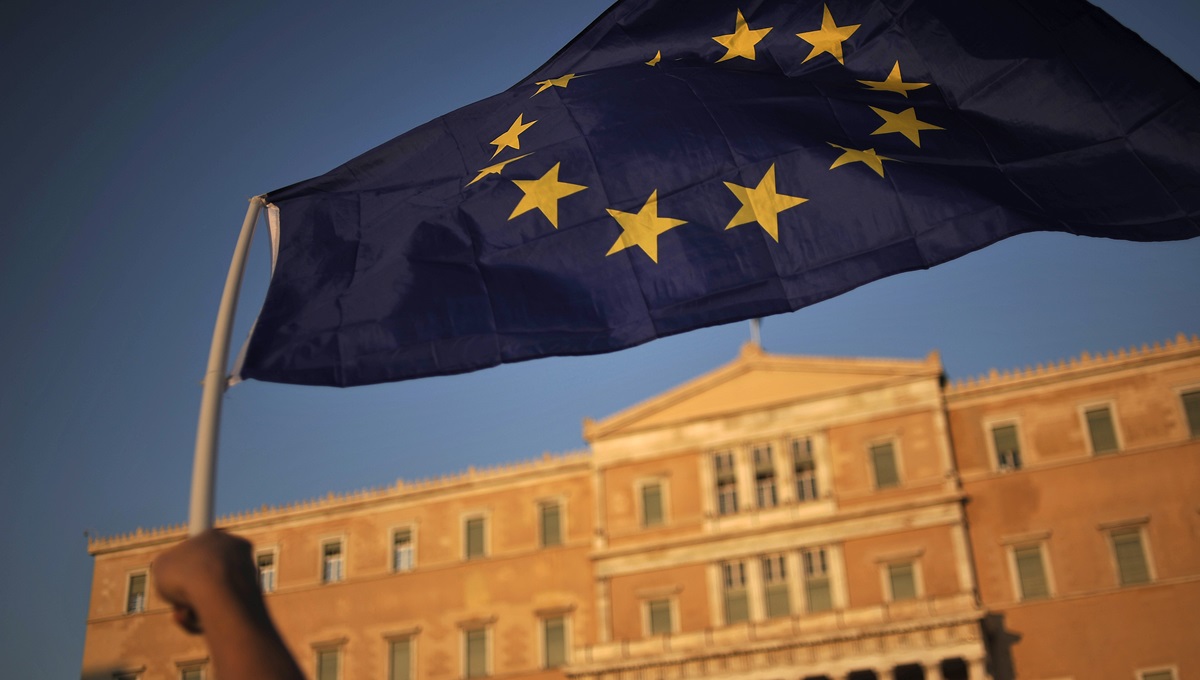 Πολίτης κρατάει σημαία της ΕΕ στη συγκέντρωση υπέρ της παραμονής της χώρας στην Ευρώπη μπροστά από τη Βουλή, την Πέμπτη 9 Ιουλίου 2015. Τη συγκέντρωση διοργάνωσε το «Μένουμε Ευρώπη». ΑΠΕ-ΜΠΕ/ΑΠΕ-ΜΠΕ/Φώτης Πλέγας Γ.