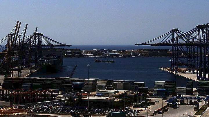 container traffic on piers