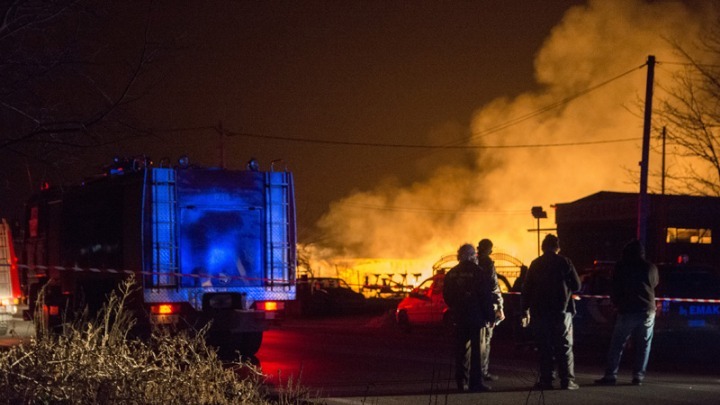 Σε εξέλιξη η εκτεταμένη φωτιά σε εργοστάσιο ξυλείας έξω από τη Λάρισα