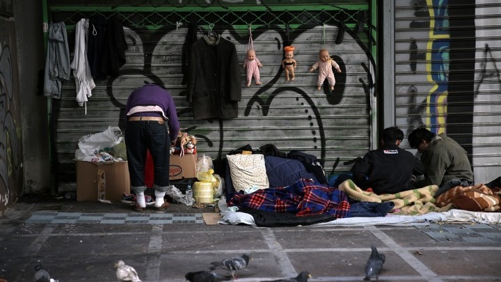 Εχουν το δικαίωμα οι άστεγοι να κοιμούνται στο δρόμο; - ΑΠΕ-ΜΠΕ