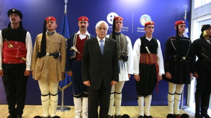 Όταν ο τ. ΠτΔ αποφάσισε την ένταξη της Ενδυμασίας της Θράκης στο Αρχείο των Εθνικών Παραδοσιακών Ενδυμασιών της Προεδρικής Φρουράς. Οι ανεξίτηλες ενέργειες ενός πραγματικού Εθνάρχη. 2 w17 145556ptd