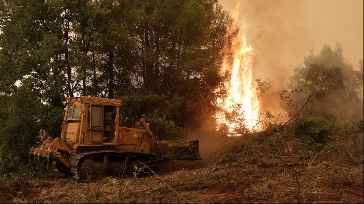 Εύβοια: Συνεχίζουν οι φλόγες να κυκλώνουν τα χωριά Εύβοια: Συνεχίζουν οι φλόγες να κυκλώνουν τα χωριά