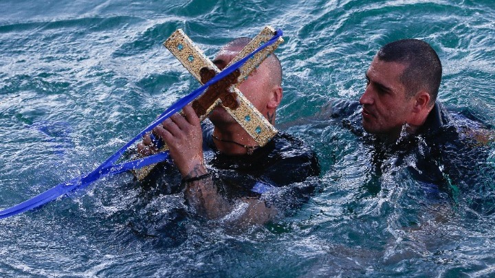 Με ιδιαίτερη λαμπρότητα ο Αγιασμός των υδάτων στον Πειραιά Με ιδιαίτερη λαμπρότητα ο Αγιασμός των υδάτων στον Πειραιά