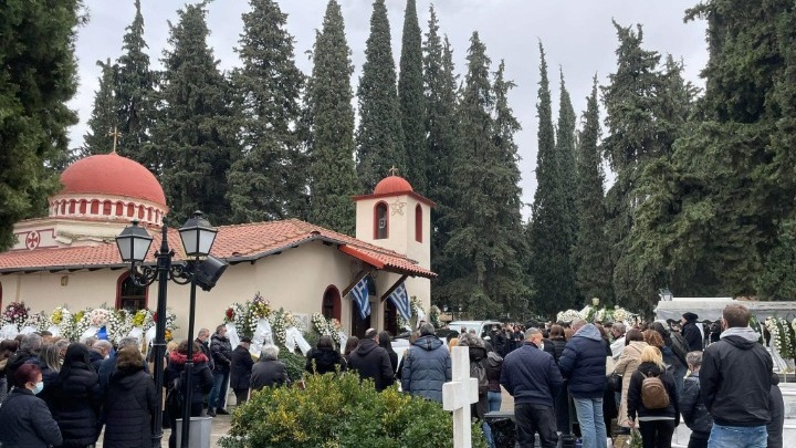 Σε κλίμα οδύνης η κηδεία του 19χρονου που έχασε τη ζωή του στη δολοφονική επίθεση, στη Χαριλάου Σε κλίμα οδύνης η κηδεία του 19χρονου που έχασε τη ζωή του στη δολοφονική επίθεση, στη Χαριλάου