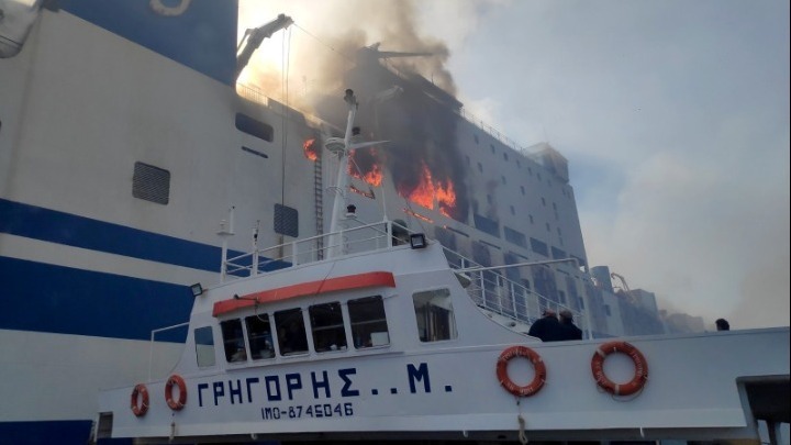 Σταμάτησαν οι έρευνες, συνεχίζεται η κατάσβεση της φωτιάς στο πλοίο Euroferry Olympia Σταμάτησαν οι έρευνες, συνεχίζεται η κατάσβεση της φωτιάς στο πλοίο Euroferry Olympia