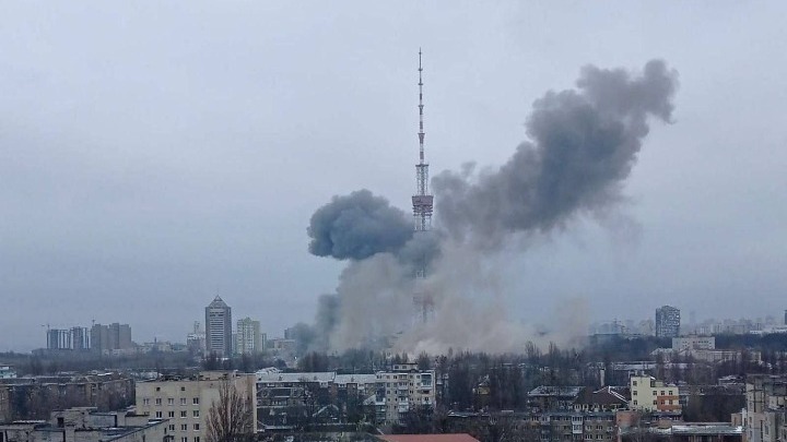 Πέντε νεκροί από ρωσικό βομβαρδισμό στον πύργο τηλεόρασης στο Κίεβο