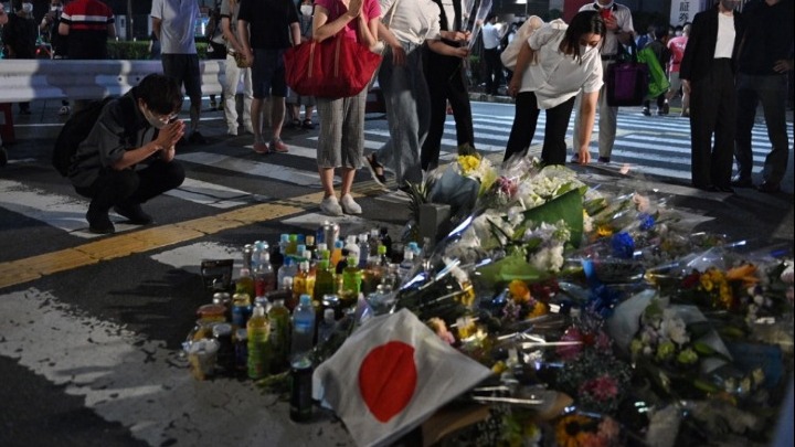 Ιαπωνία: Σε κατάσταση σοκ η χώρα μία ημέρα μετά τη δολοφονία του πρώην πρωθυπουργού