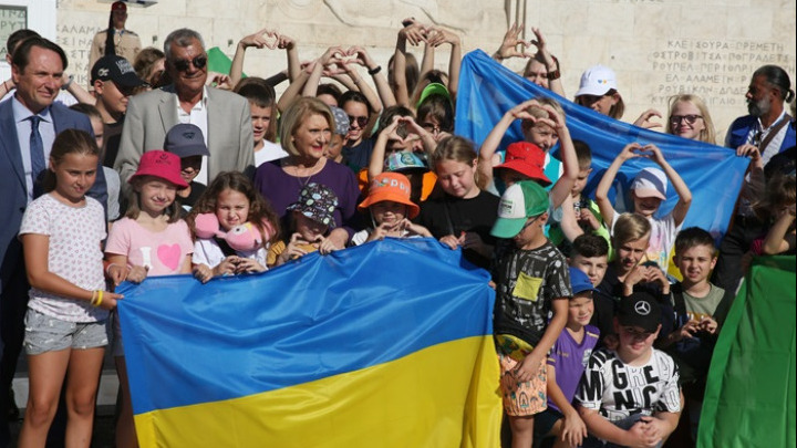 Ukrainian children to be hosted in summer camps arrive in Athens, Thessaloniki