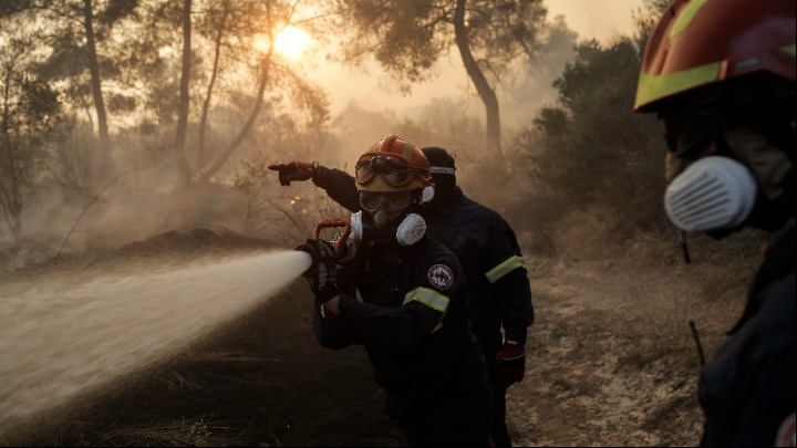 Νέα ολονύχτια μάχη σε Λουτράκι και Δυτική Αττική και Ρόδο Νέα ολονύχτια μάχη σε Λουτράκι και Δυτική Αττική και Ρόδο