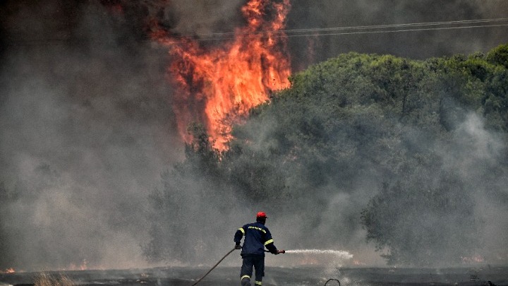 Εκενώνονται χωριά στη Ρόδο, το κανδήλι και η Νέα Πέραμος Εκενώνονται χωριά στη Ρόδο, το κανδήλι και η Νέα Πέραμος