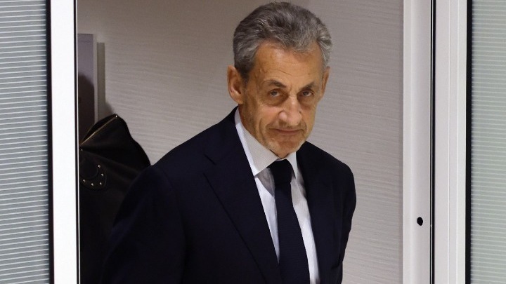 Βγήκε από τη φυλακή ο Νικολά Σαρκοζί